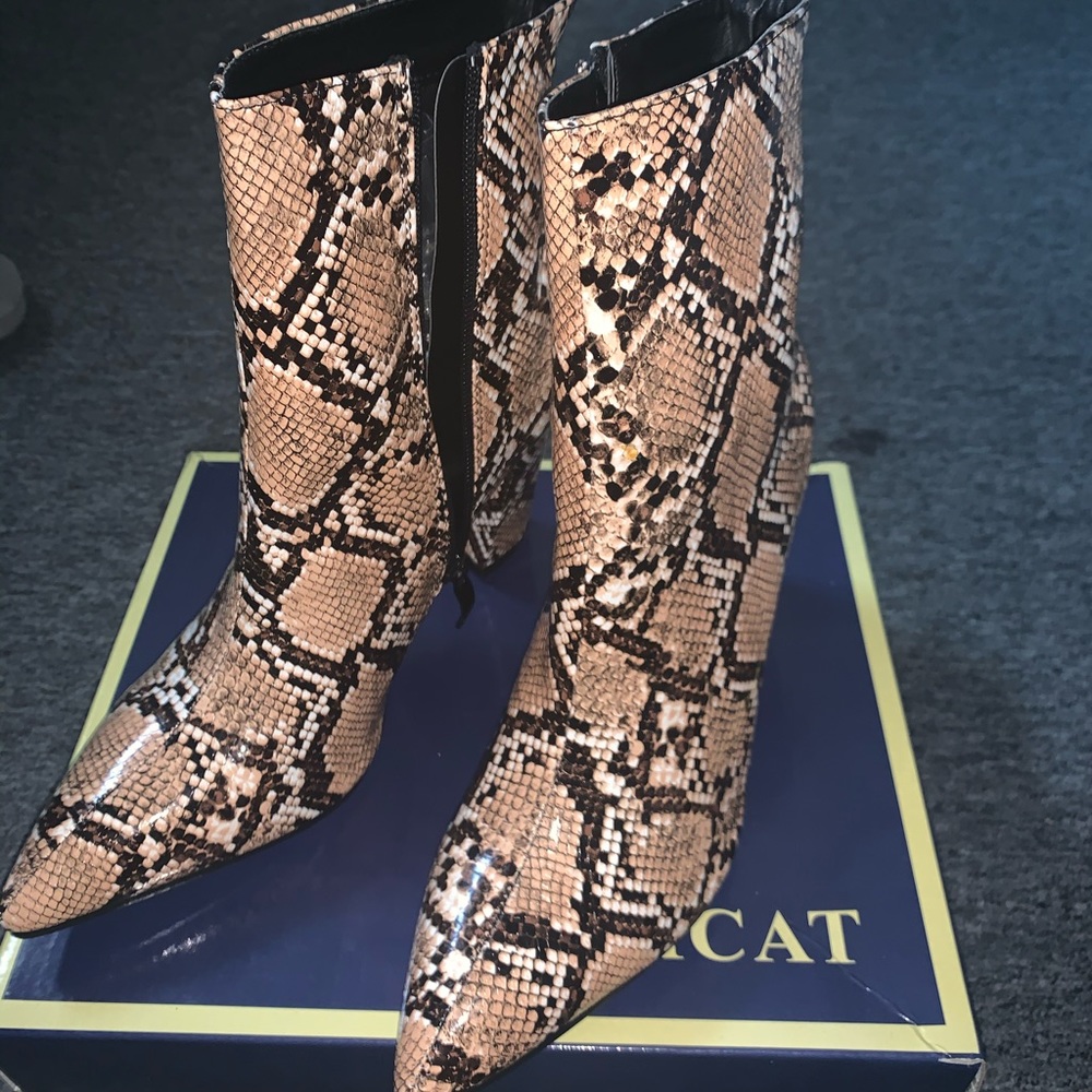 SNAKE PRINT HEELS